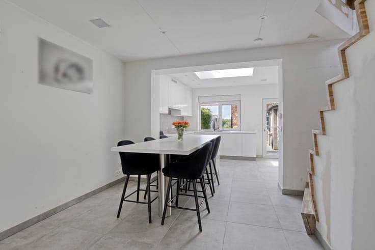 Renovated home with garden | 2/3 Bedrooms + Parking