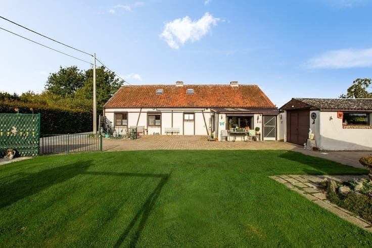 Charmante woning op uitzonderlijk perceel van 30 are