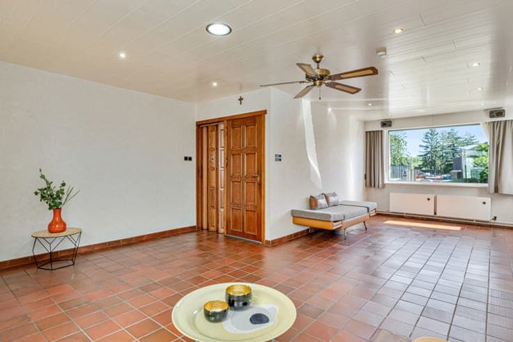 Home with 3 bedrooms, garden, and garage in a prime location