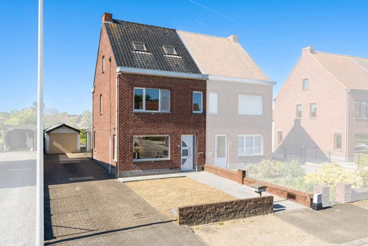 Home with 3 bedrooms, garden, and garage in a prime location