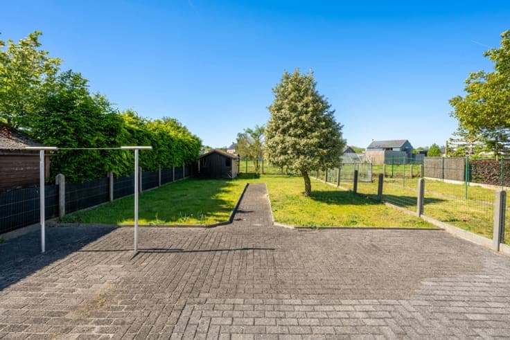 Home with 3 bedrooms, garden, and garage in a prime location