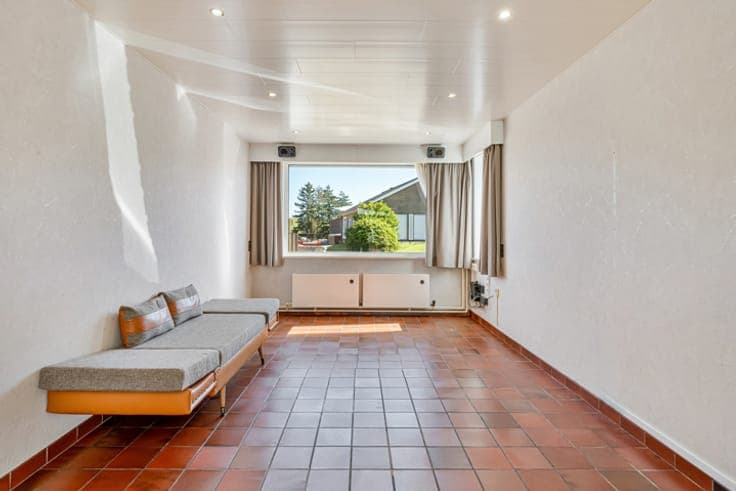 Home with 3 bedrooms, garden, and garage in a prime location