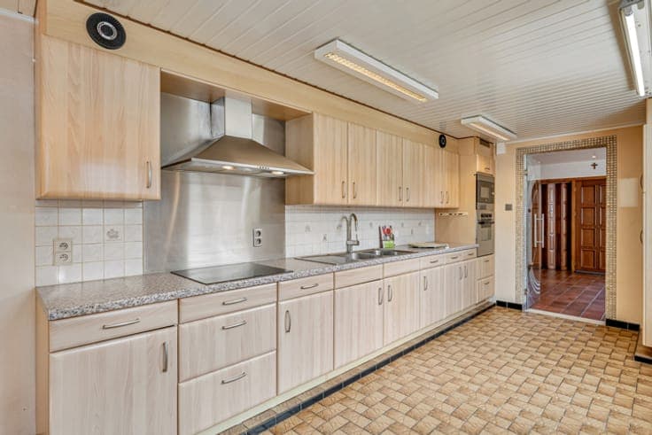 Home with 3 bedrooms, garden, and garage in a prime location