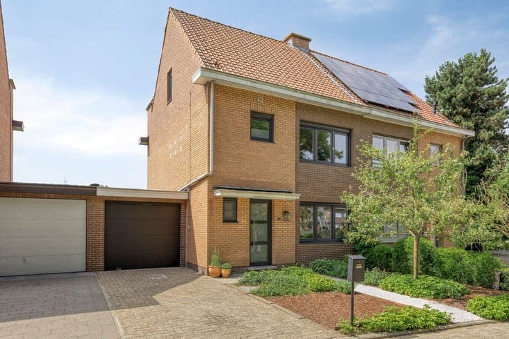 Half Open Bebouwing met leuke tuin en garage