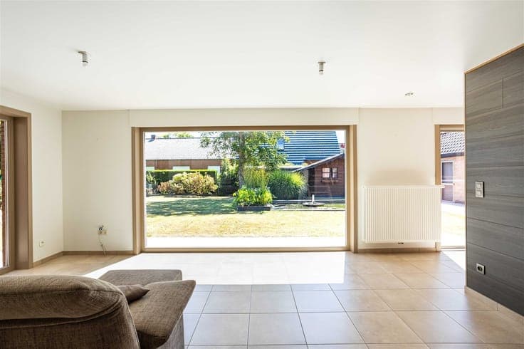 Open-concept home with privacy and potential in Lochristi