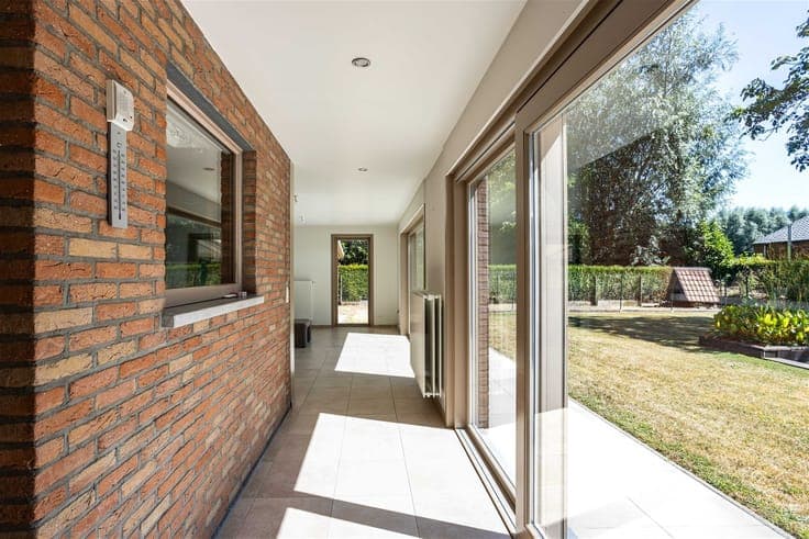 Open-concept home with privacy and potential in Lochristi