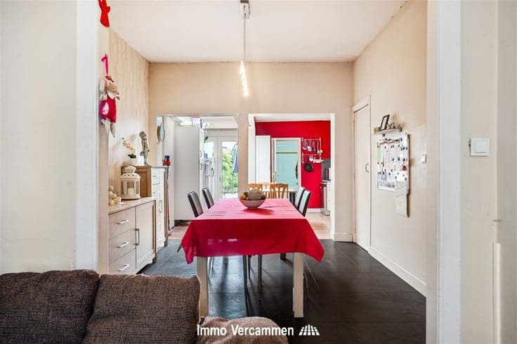 Deels gemoderniseerde woning te Duffel-West