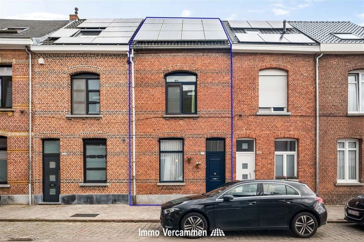 Deels gemoderniseerde woning te Duffel-West