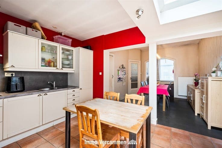 Deels gemoderniseerde woning te Duffel-West
