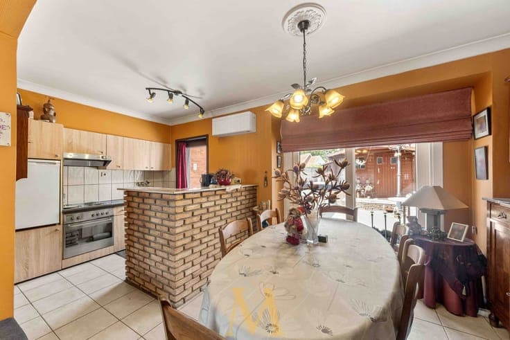 Te renoveren woning met 3 slaapkamers op toplocatie