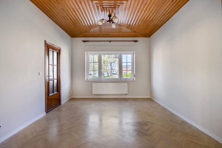 Family home with three rooms, garden and garage