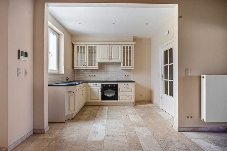 Family home with three rooms, garden and garage