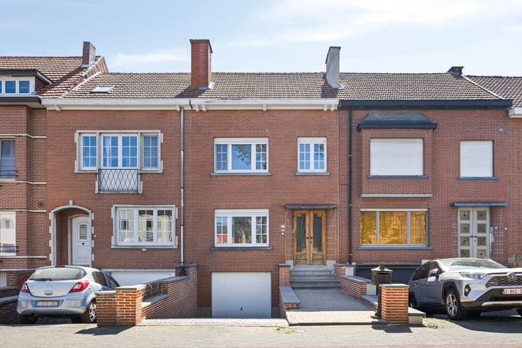 Family home with three rooms, garden and garage