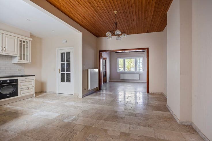 Family home with three rooms, garden and garage