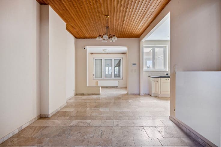 Family home with three rooms, garden and garage