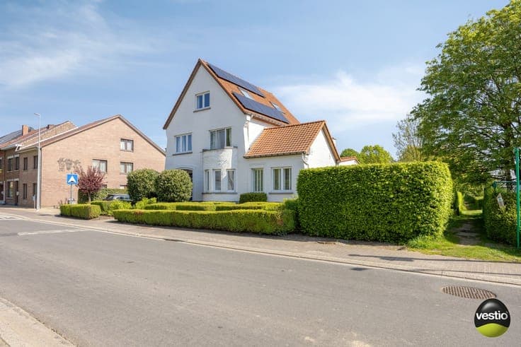 Karaktervolle op te frissen villa met 4 slaapkamers, prak...