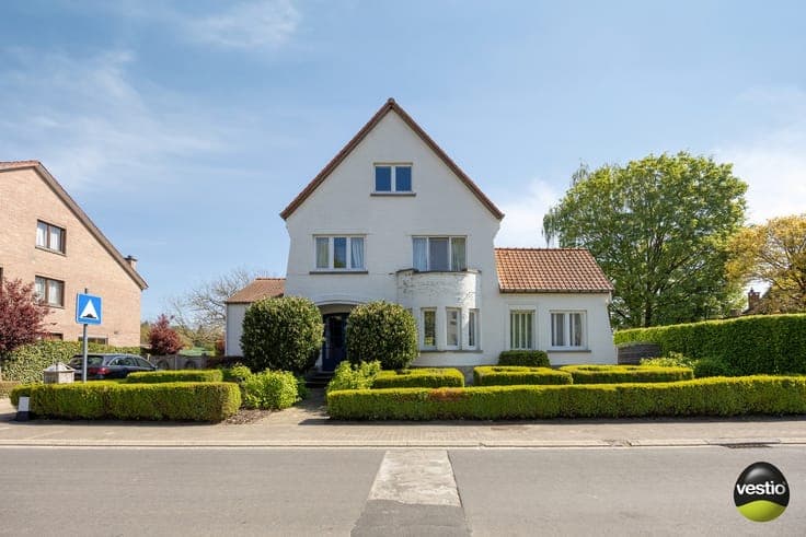 Karaktervolle op te frissen villa met 4 slaapkamers, prak...