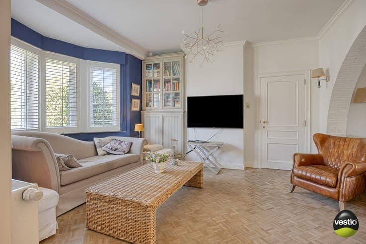 Karaktervolle op te frissen villa met 4 slaapkamers, prak...