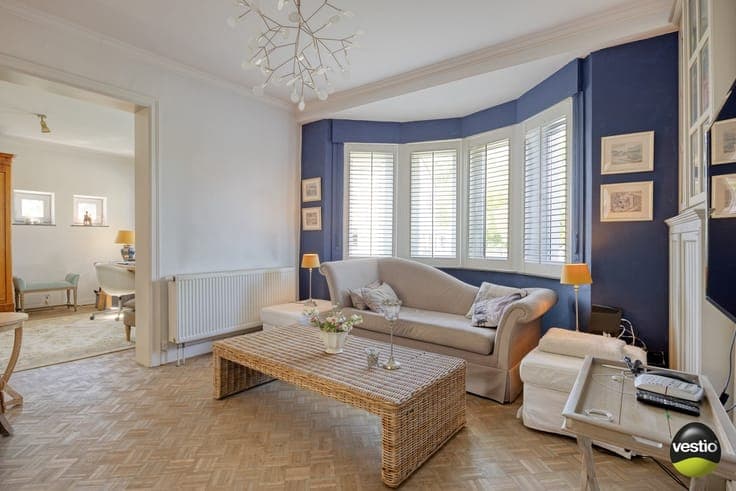 Karaktervolle op te frissen villa met 4 slaapkamers, prak...