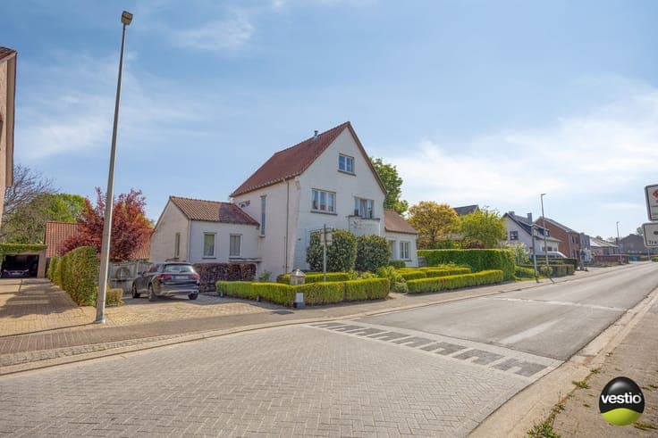 Karaktervolle op te frissen villa met 4 slaapkamers, prak...