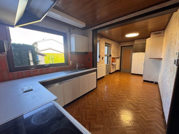 Gezinswoning met 3 slaapkamers, garage en tuin op 428 m²