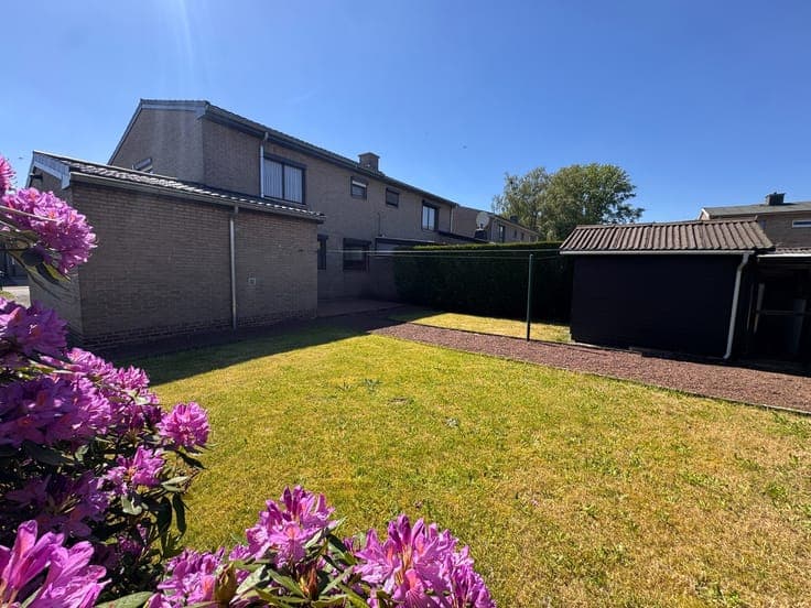 Gezinswoning met 3 slaapkamers, garage en tuin op 428 m²