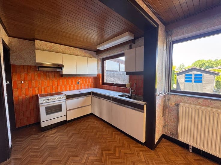 Gezinswoning met 3 slaapkamers, garage en tuin op 428 m²