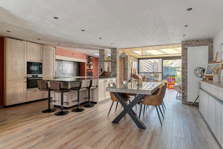 Instapklare en volledig gerenoveerde woning met 3 volwaar...