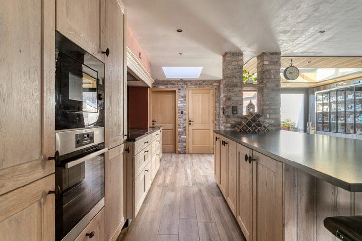 Instapklare en volledig gerenoveerde woning met 3 volwaar...