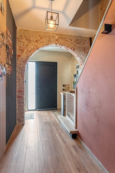 Instapklare en volledig gerenoveerde woning met 3 volwaar...