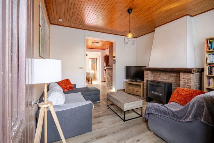 Ruime halfopen bebouwing met mooie tuin, garage en tal van m