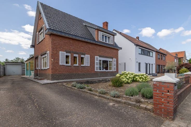 Retro parel in een groene omgeving op 11are70ca