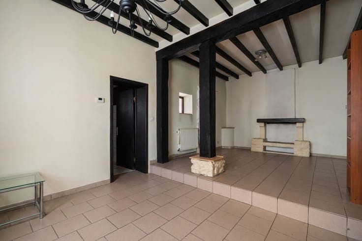 Semi-detached house with project potential