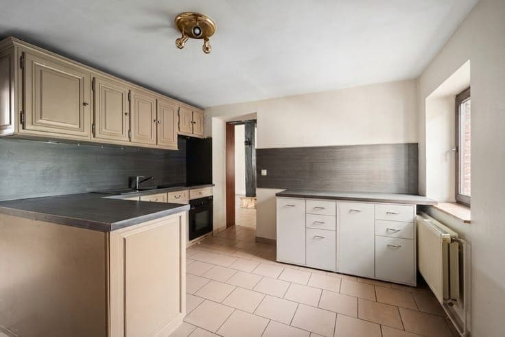Semi-detached house with project potential