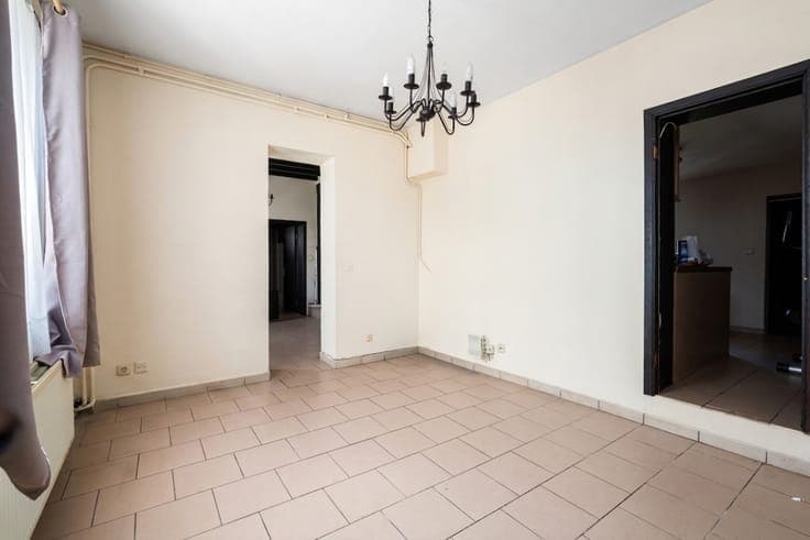 Semi-detached house with project potential