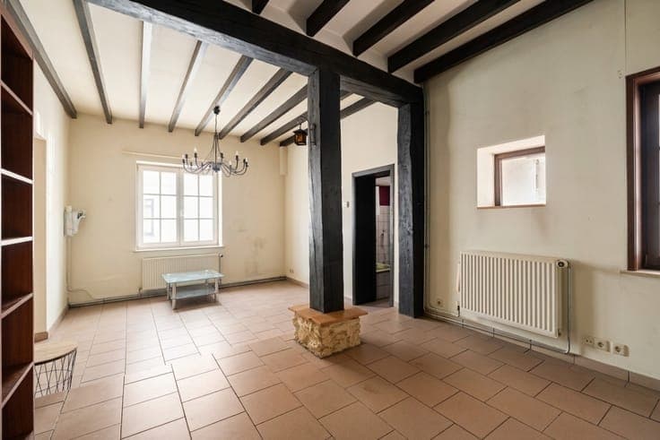 Semi-detached house with project potential