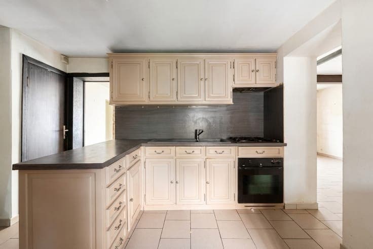 Semi-detached house with project potential