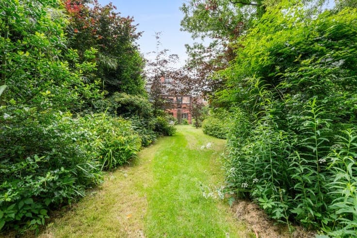 Semi-detached house with garden & garage