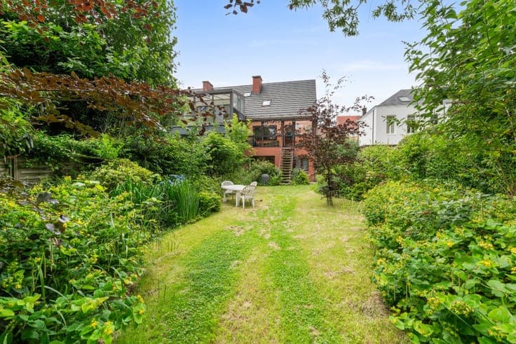 Semi-detached house with garden & garage