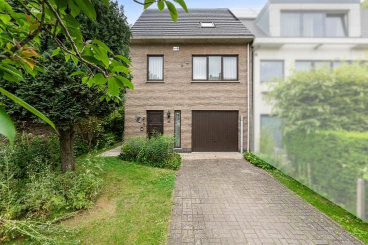 Semi-detached house with garden & garage