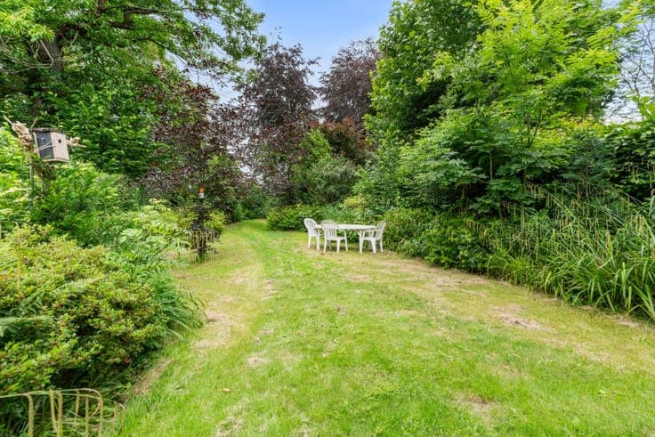 Semi-detached house with garden & garage