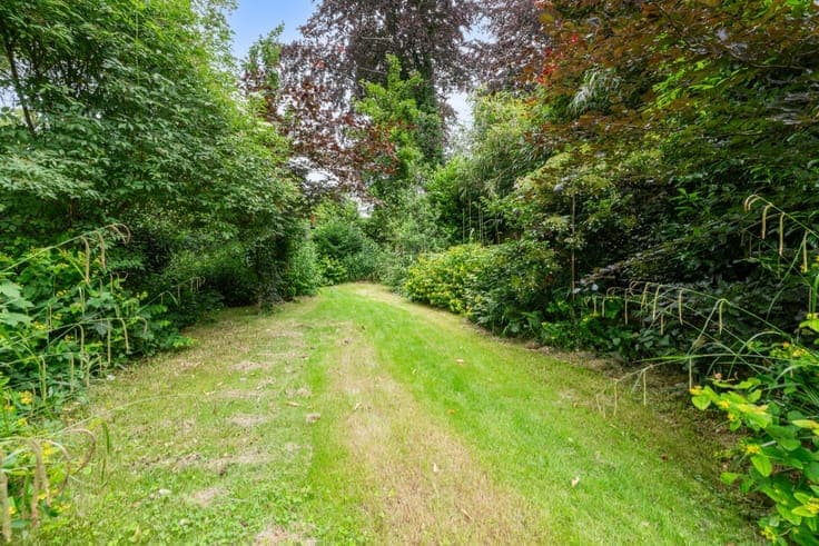 Semi-detached house with garden & garage