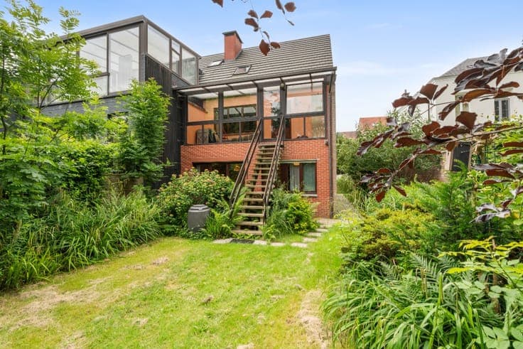 Semi-detached house with garden & garage