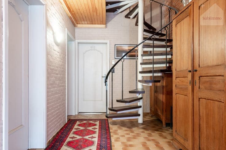 Opbrengsteigendom met 2 appartementen, tuin en garages te...