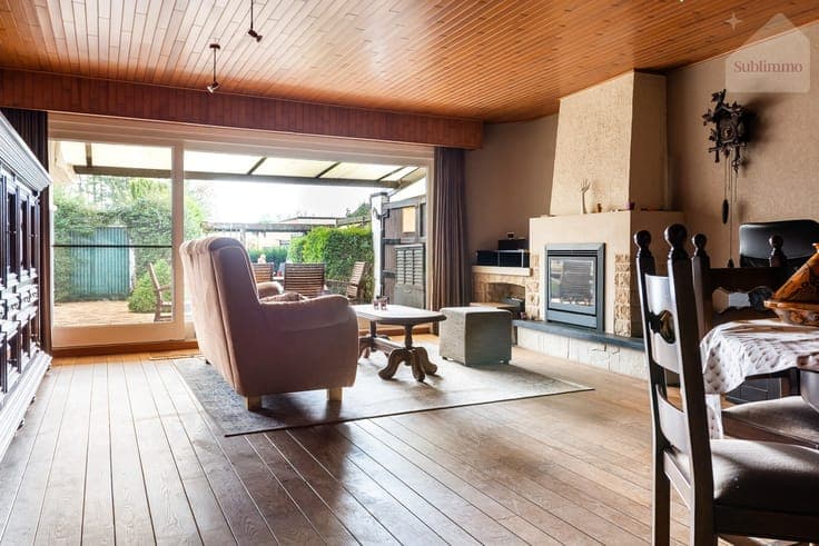 Opbrengsteigendom met 2 appartementen, tuin en garages te...