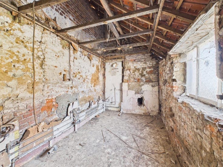 Detached House to Renovate – Huge Potential