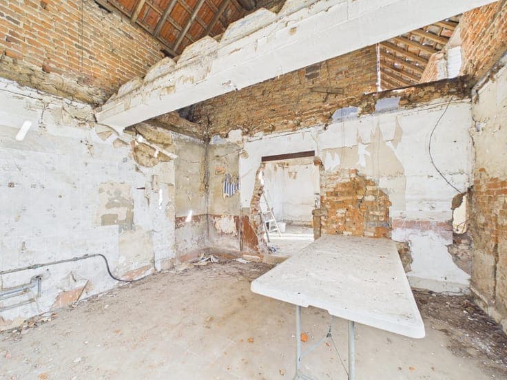 Detached House to Renovate – Huge Potential