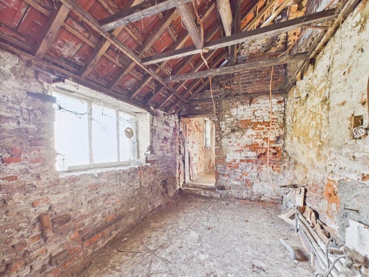 Detached House to Renovate – Huge Potential