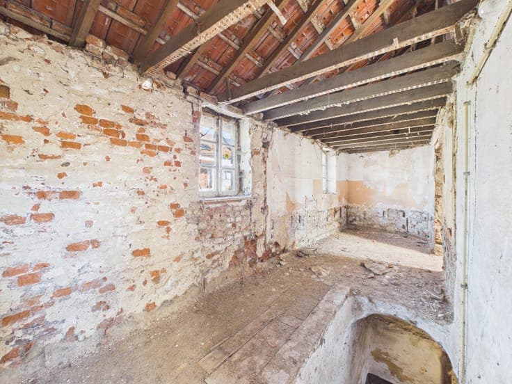 Detached House to Renovate – Huge Potential