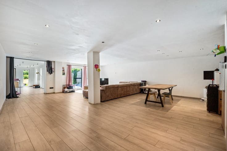 Veelzijdige eigendom met 5 slaapkamers en tal van mogelij...